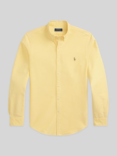 Produktfoto, Slim Fit Freizeithemd aus reiner Baumwolle von Polo Ralph Lauren in Hellgelb, glatte Struktur, weiße Knöpfe, auf grauem Hintergrund.