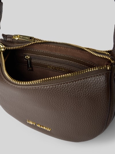 Produktfoto, Handtasche mit Schulterriemen Modell 'Sporty Sister' von Hey Marly in Braun, goldene Reißverschlüsse, sichtbares Label, grobe Lederstruktur, Hauptfach mit Reißverschluss, Label-Applikation, Maße 21x14x8 cm, Schulterriemen 98 cm