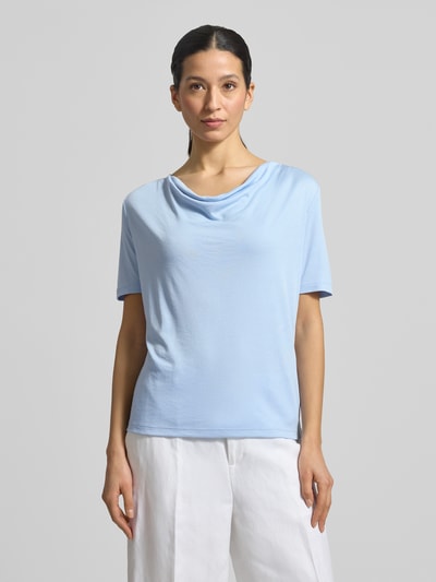 Frauenmodel trägt T-Shirt mit Wasserfall-Ausschnitt von More & More in Hellblau aus Viskose-Mix, Regular Fit, Ganzkörperansicht von vorne.