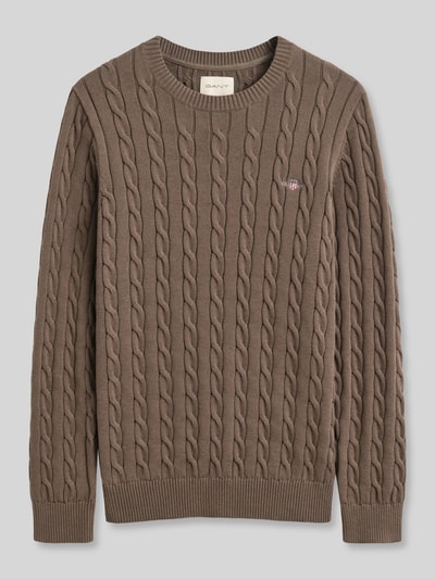 Produktfoto, Regular Fit Pullover aus reiner Baumwolle von GANT, Herren Pullover in Braun mit Zopfmuster, strukturierte Oberfläche.