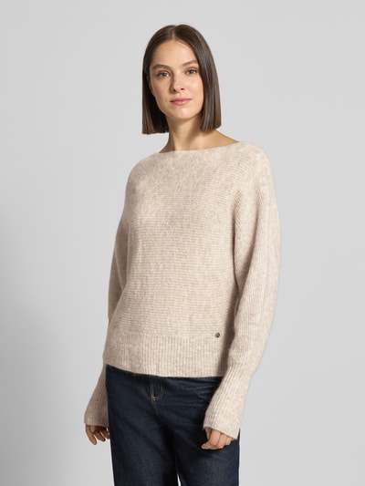 Frauenmodel trägt Regular Fit Pullover in Strick-Optik Modell 'Thora' von MOS MOSH, beige Farben, U-Boot-Ausschnitt, Ganzkörperansicht von vorne, Rückenlänge 57 cm, Ärmellänge 56 cm.