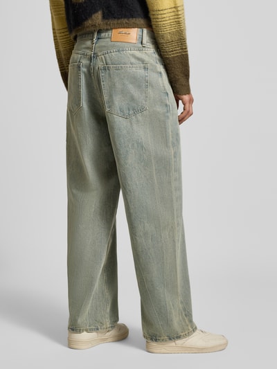 Männermodel trägt Wide Fit Jeans im Used-Look von ANOTHER COTTON LAB, Baumwoll-Mix mit Viskose-Anteil, Eingrifftaschen, Ganzkörperansicht Rückansicht.