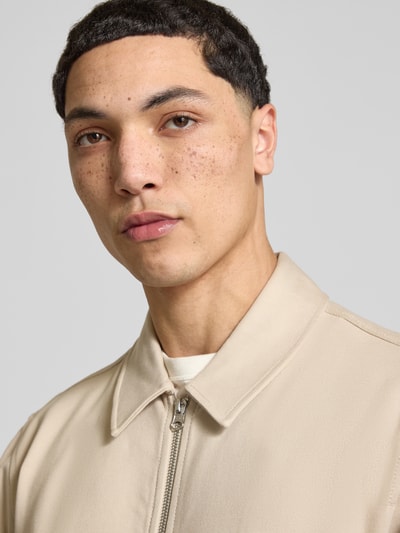 Männermodel trägt Regular Fit Hemdjacke aus Viskose-Mix Modell 'JAKES' von Only & Sons, Optik: Unifarben, Nahaufnahme Oberkörper.