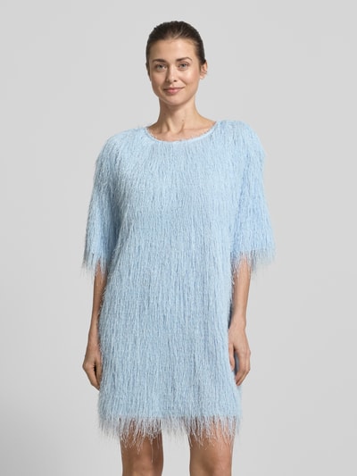 Modelka kobieca ma na sobie niebieską sukienkę mini z frędzlami, prosty krój, okrągły dekolt, Copenhagen Muse Minikleid mit Fransen Modell 'FALLON', długość tyłu 85 cm, szerokość w rozmiarze S 48 cm, długość rękawa 45 cm, widok całej sylwetki z przodu