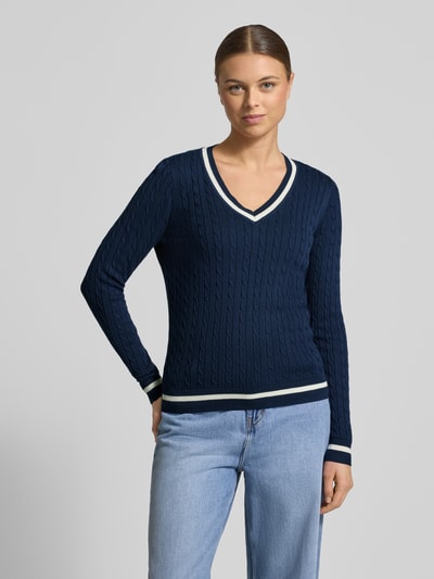 Vrouwenmodel draagt Slim Fit Longsleeve in Strick-Optik van Christian Berg Woman, donkerblauw met witte details, V-hals, katoenmengsel, strakke pasvorm, gebreide textuur, elastische boorden, voorkant, bovenlichaam close-up.