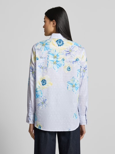 Frauenmodel trägt Regular Fit Hemdbluse aus reiner Baumwolle von Christian Berg Woman, floraler Print in Blau und Gelb, Rückenansicht, Ganzkörperansicht Rückansicht.
