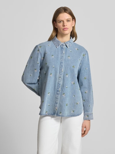 Kobiece modelka ma na sobie Relaxed Fit Jeansbluse aus reiner Baumwolle Modell 'VERA' od Only, denim, hafty kwiatowe, całkowity widok z przodu.