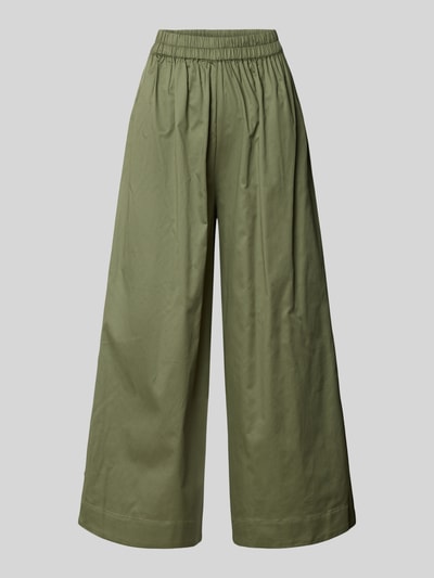 Produktfoto, Wide Fit Stoffhose mit Bundfalten von Christian Berg Woman, bawełna, kolor oliwkowy, elastyczny pas, krój wide fit, długość cropped, szerokość w rozmiarze 36: 36 cm, długość nogawki wewnętrznej w rozmiarze 36: 61 cm