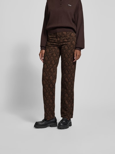 Frauenmodel trägt Straight Fit Jeans mit 5-Pocket-Design von ROTATE in braunem Muster, Reine Baumwolle, Gerader-Schnitt, Nahaufnahme Unterkörper.