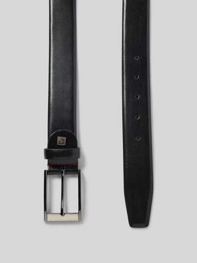 Produktfoto, czarny skórzany pasek Ledergürtel mit Dornschließe Modell 'NAPPA' od Pierre Cardin, klasyczny kształt, srebrna klamra, gładka faktura, szerokość 127 cm, detal z logo.
