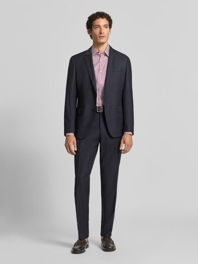 Männermodel trägt Regular Fit Businesshemd aus Baumwoll-Mix Modell 'H-Joe-kent' von BOSS in Rot, glatte Textur, Ganzkörperansicht von vorne, Herren Businesshemd von BOSS.