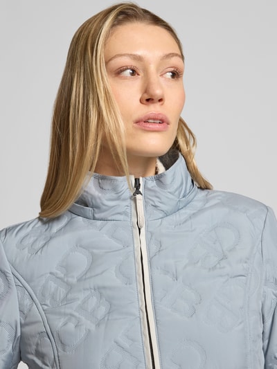 Vrouwenmodel draagt Jacke mit Stehkragen und Reißverschlusstaschen van Gil Bret, lichtblauw met structuur, katoen, tailored fit, weerbestendig, capuchon met tunnelkoord, ritszakken, Nahaufnahme bovenlichaam.