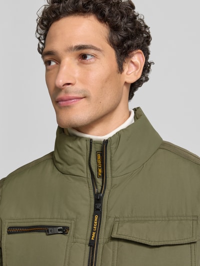 Męski model nosi Steppjacke mit Brusttaschen Modell 'SKYLOCK' od PME Legend w kolorze oliwkowym, detal z logo, krój regular fit, zbliżenie górnej części ciała.