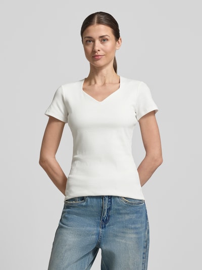 Vrouwenmodel draagt T-shirt met V-hals van More & More, mix van katoen en elastaan, nauwsluitende pasvorm, met korte mouwen, ruglengte maat 36: 57 cm, effen wit, gladde textuur, rechte zoomrand. Ganzkörperansicht van voren.