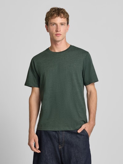 Männermodel trägt Regular Fit T-Shirt aus Baumwoll-Mix Modell 'Organic' von JACK & JONES in Dunkelgrün, Ganzkörperansicht von vorne. Herren T-Shirt, Rundhalsausschnitt, Rückenlänge bei Größe M 70 cm.