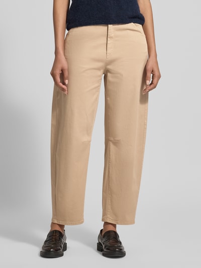 Vrouwenmodel draagt Barrel Fit Hose met steekzakken model 'MICKI' van SEDUCTIVE, lyocellmix met katoen, beige, vooraanzicht volledige lichaamsopname.