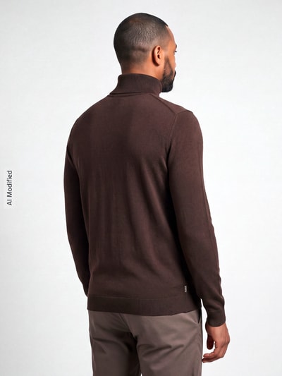 Männermodel trägt Regular Fit Rollkragenpullover aus Viskose-Mix Modell 'WYLER' von ONLY in Dunkelbraun, Ganzkörperansicht Rückansicht, Herren Rollkragenpullover von ONLY & SONS, KI-modifiziertes Bild.