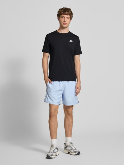 Männermodel trägt T-Shirt mit Label-Stitching von Nike, Herren T-Shirt aus Reine Baumwolle, Regular-Fit, Rundhalsausschnitt, Ganzkörperansicht von vorne. Rückenlänge bei Größe M: 73 cm.