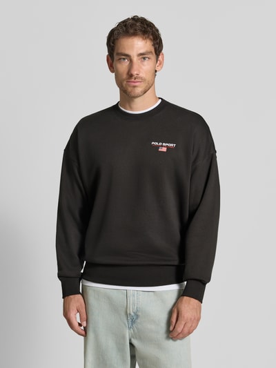 Männermodel trägt Relaxed Fit Sweatshirt aus Baumwoll-Mix von Polo Ralph Lauren, Herren Sweatshirt, schwarz, Ganzkörperansicht von vorne.
