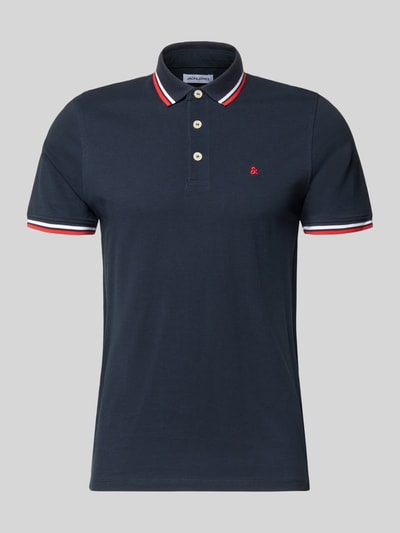 Produktfoto, Slim Fit Poloshirt mit Viskose-Anteil Modell 'Paulos' von JACK & JONES im Baumwoll-Mix, navy mit weißen und roten Details, Kurzärmelig, Polokragen, Logo-Stitching, Rückenlänge bei Größe M 72 cm