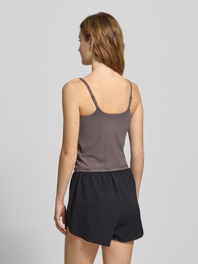 Modelka kobieca nosi Tanktop mit Label-Print od adidas Sportswear, kolor szaro-brązowy, materiał z dodatkiem stretchu, krój slim fit, widok całej sylwetki z tyłu.