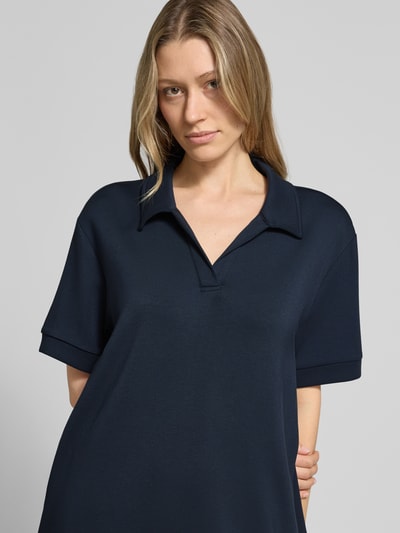 Frauenmodel trägt Regular Fit Polokleid mit Modal-Anteil von Marc O'Polo, unifarben dunkelblau, Stretch-Material, Nahaufnahme Oberkörper.