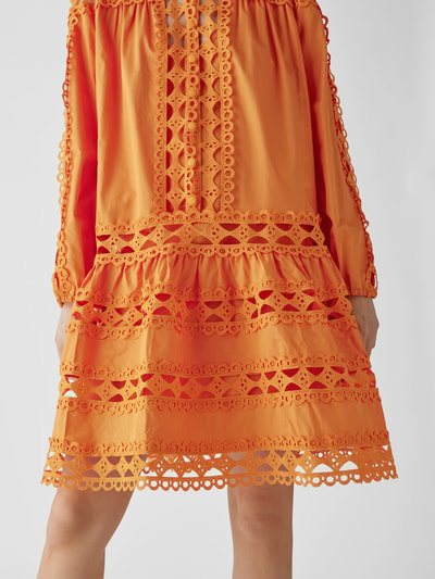 Devotion Knielanges Kleid mit Lochstickmuster Orange 6