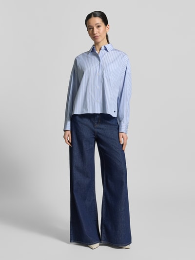 Frauenmodel trägt Wide Leg Loose Fit Jeans aus reiner Baumwolle Modell 'VEGA' von Weekend Max Mara in Dunkelblau, unifarben, Ganzkörperansicht von vorne.