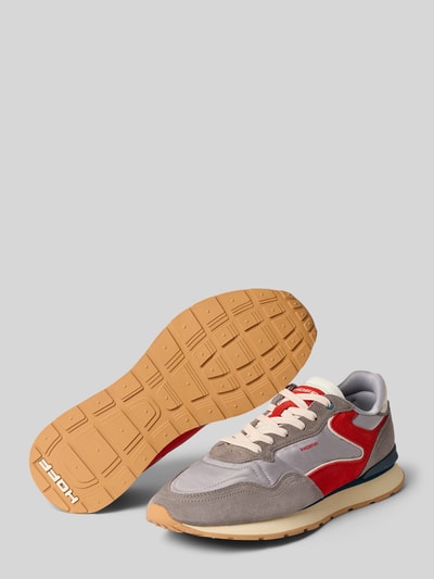Produktfoto, sneakersy z naturalnej skóry Model 'City' od HOFF, zaokrąglony kształt, design w stylu colour blocking, nadruk z logo, obszycie w kontrastowym kolorze, fakturowana podeszwa, wysokość obcasa w rozmiarze 44: 2 cm, wysokość cholewki w rozmiarze 44: 9 cm, szerokość w rozmiarze 44: 8 cm