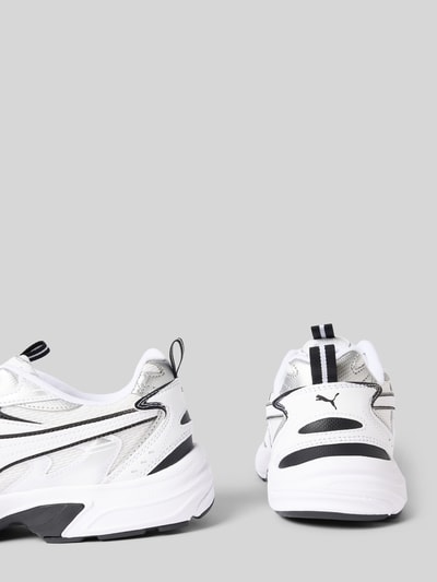 Produktfoto, Sneaker mit Label-Print Modell 'Milenio' von PUMA, Herren Sneaker in Weiß mit schwarzen Details, strukturierte Oberfläche.