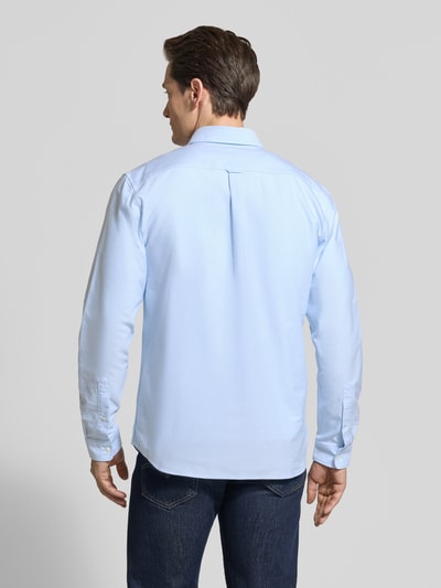 Męski model nosi Regular Fit Freizeithemd aus reiner Baumwolle od Lacoste, jasnoniebieski, krój regular fit, widok całej sylwetki z tyłu.