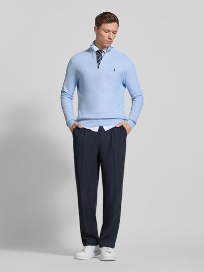 Männermodel trägt Regular Fit Troyer aus reiner Baumwolle van Polo Ralph Lauren, look: effen, logodetail, schipperskraag, lange mouw, rompzoom geribd, piqué, puur katoen, ganzkörperansicht von vorne.