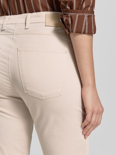 Frauenmodel trägt Skinny Fit Caprihose aus Baumwoll-Mix Modell 'LUCA' von Raphaela By Brax, Optik: Unifarben, Detailaufnahme Rückansicht.