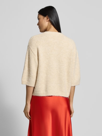 Frauenmodel trägt Strickpullover mit 1/2-Arm Modell 'Ester' von GUIDO MARIA KRETSCHMER WOMAN, cremefarbener Material-Mix, Ganzkörperansicht Rückansicht.