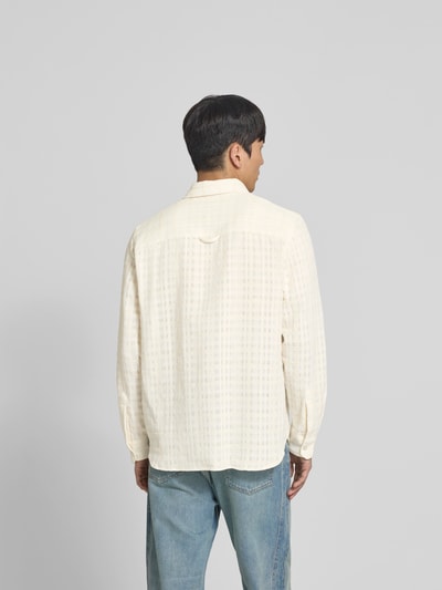 Männermodel trägt Freizeithemd mit Strukturmuster von WON HUNDRED in Creme, Baumwoll-Mix, Langarm, Rückansicht Ganzkörperansicht.