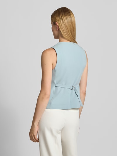 Männermodel trägt hellblaue kamizelka Damen Weste mit Riegel Modell 'C_JAVESTA1' von BOSS Orange, glatte Textur, Ganzkörperansicht Rückansicht