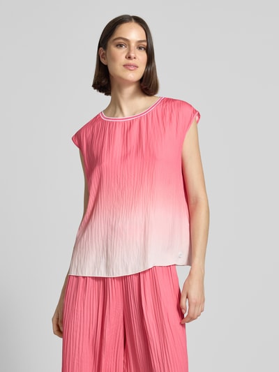 Frauenmodel trägt Bluse mit Strukturmuster und Rundhalsausschnitt von Marc Cain in Rosa mit geradem Schnitt und Label-Detail, Nahaufnahme Oberkörper.