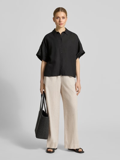 Vrouwenmodel draagt Regular Fit blouse uit mix van linnen en viscose model 'BISENAS' van BOSS Orange, look: effen, overhemdkraag, knoopsluiting, korte mouw, materiaal: mix van linnen en viscose, pasvorm: regular fit, voorkant full body shot.