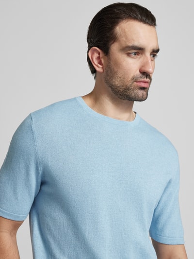 Männermodel trägt Strickshirt mit Kaschmir-Anteil und Knopfleiste von FTC Cashmere in Hellblau, Baumwoll-Mix, Nahaufnahme Oberkörper. Slim Fit, Polokragen, Rückenlänge 64 cm bei Größe 50.