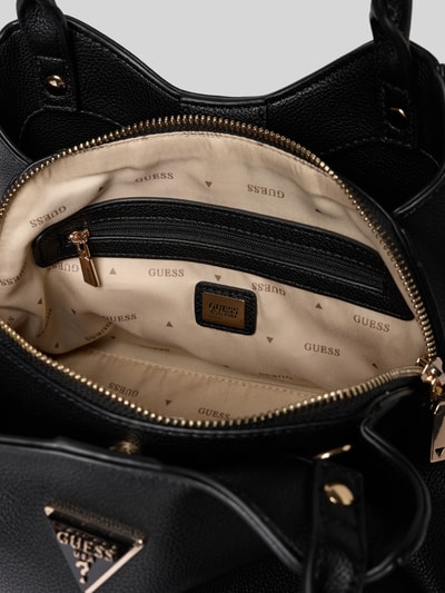 Produktfoto, schwarze Handtasche mit Label-Applikation Modell 'ECO MERIDIAN II' von Guess, Reißverschluss, gemusterter Innenraum, goldene Details, Hauptfach, Maße 30x21x12 cm, Schulterriemen 122 cm, Damen Accessoire