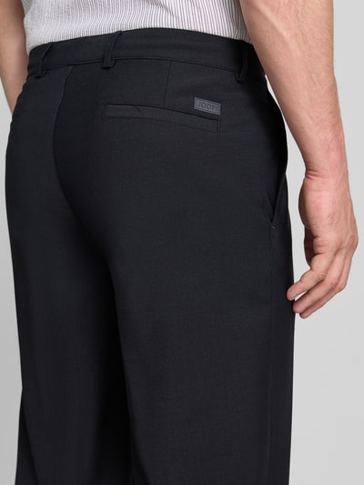 Mężczyznamodel nosi spodnie Loose Fit Hose mit Bügelfalten Modell 'Lexter' od JOOP! z mieszanki materiałów z dodatkiem wełny, czarne, gładka tekstura, tylna perspektywa, detailaufnahme
