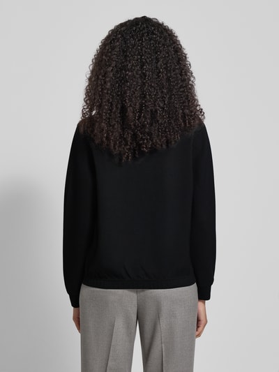 Kobiece model prezentuje Regular Fit Bluza z dodatkiem wiskozy od Tom Tailor, efekt: jednolity kolor, długi rękaw, wykończenie elastyczne, widok całej sylwetki z tyłu.