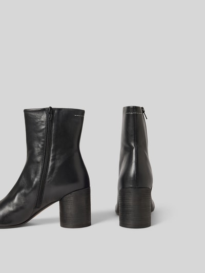 Produktfoto, Stiefelette mit Reißverschluss von MM6 Maison Margiela in Schwarz, abgerundete Form, Ziernaht, Blockabsatz, glatte Sohle