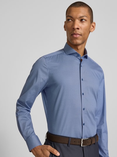 Männermodel draagt Slim Fit Business-Hemd mit haifischkragen van OLYMP Level Five in blauw katoenmix met stretch, all-over look, ruglengte maat 40: 80 cm, schouderbreedte maat 40: 44 cm, mouwlengte maat 40: 68 cm, ganzkörperansicht van voren.