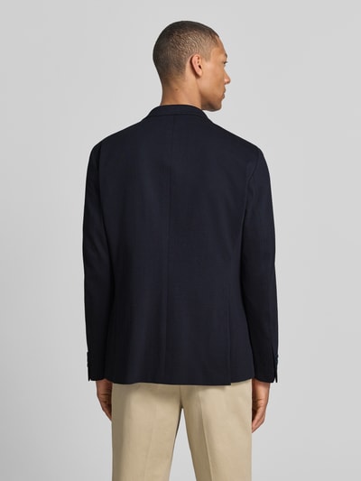Męski model nosi Modern Fit Sakko mit Brustleistentasche od Pierre Cardin, bawełniana mieszanka, ciemnogranatowy, krój modern fit, widok całej sylwetki z tyłu.