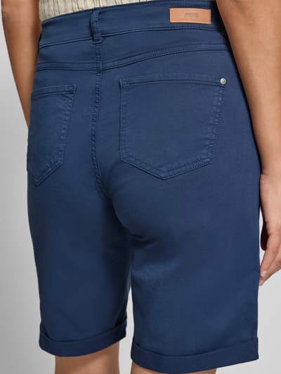 Frauenmodel trägt Bermudas mit Umschlag und Eingrifftaschen von Angels in Dunkelblau, Regular-Fit, Nahaufnahme Rückansicht, Bundweite 40 cm, Innenbeinlänge 25 cm, Größe 36.