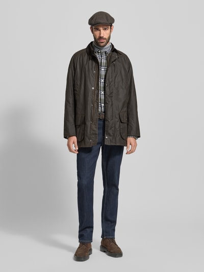 Männermodel draagt Jacke mit Umlegekragen Modell 'BRISTOL' van Barbour, puur katoen, recht model, kleur donkerbruin, Ganzkörperansicht von vorne.