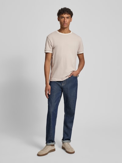 Männermodel trägt T-Shirt mit Kontraststreifen Modell 'Jose' von JOOP! Collection in Beige, Regular Fit, Rundhalsausschnitt, Ganzkörperansicht von vorne.