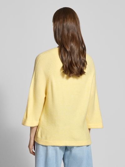 Frauenmodel trägt Oversized Strickpullover mit 3/4-Arm Modell 'SIMONI' von Only in unifarbenem Gelb, Melange-Strickoptik, Ganzkörperansicht Rückansicht.