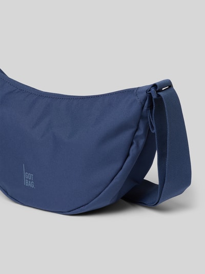 Produktfoto, Umhängetasche mit Label-Detail von Gotbag in Dunkelblau, Hauptfach mit Reißverschluss, verstellbarer Schulterriemen, 32 cm Breite, 19 cm Länge, 10 cm Tiefe, 82 cm Riemenlänge, Innenfach mit Reißverschluss